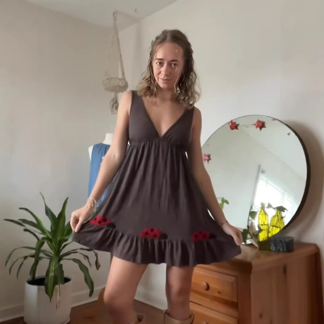 Damen nan kurzes Trägerkleid mit tiefem V-Ausschnitt, Empire-Taille und Marienkäfer-Stickerei Drune
