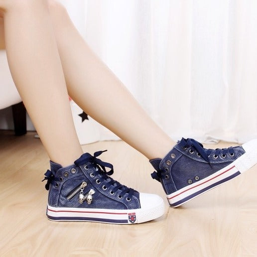 Damen nan hohe Sneaker im Jeanslook mit seitlichem Reißverschluss und dekorativen Anhängern Drune