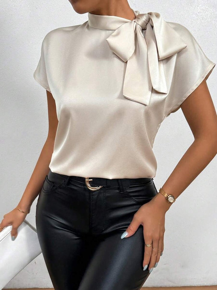 Drune | Satinbluse Kurzarm Hoher Kragen Mit Schleife Eleganter Entspannter Schnitt