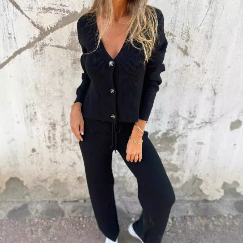 Damen Strickanzug mit tiefem V-Ausschnitt und eleganten Knopfdetails Drune