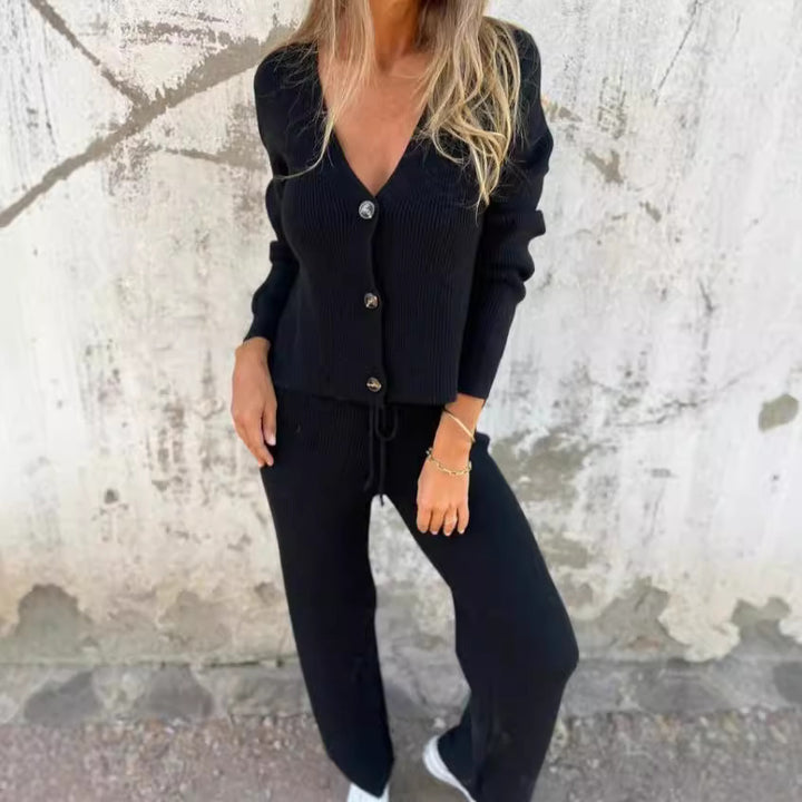 Damen Strickanzug mit tiefem V-Ausschnitt und eleganten Knopfdetails Drune