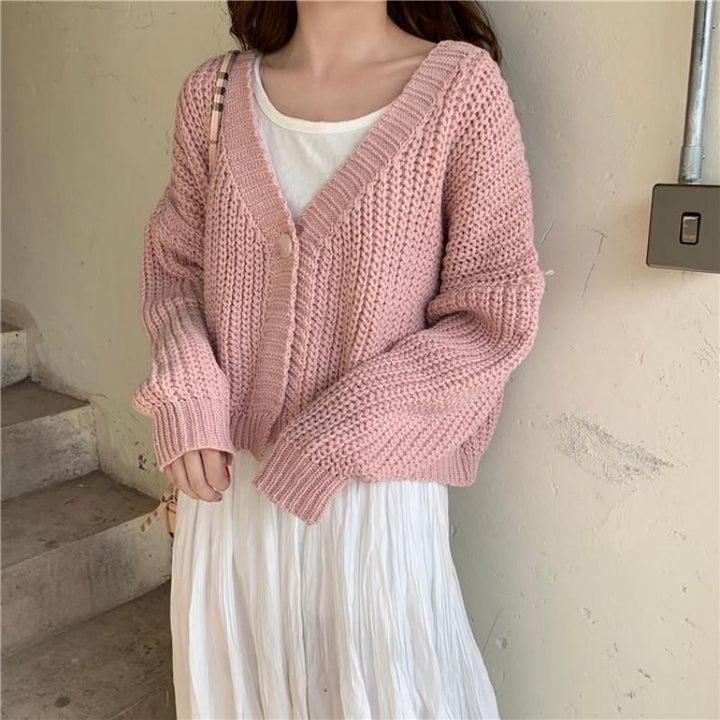 Damen kurze Strickjacke mit tiefem V-Ausschnitt und besonderen Knopfdetails Drune