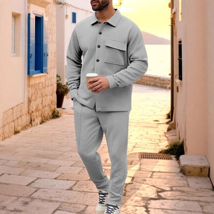 Herren nan Hemdenjacke-Set mit aufgesetzter Klappentasche und konischer Komforthose Drune