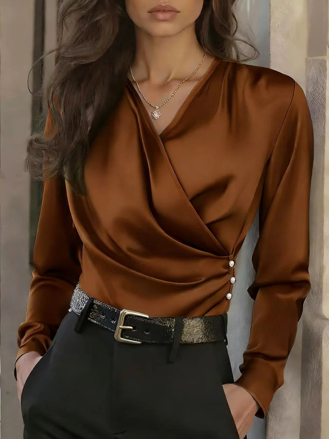 Damen Elegante Wickelbluse aus hochwertigem Satin mit Knopfdetails Drune