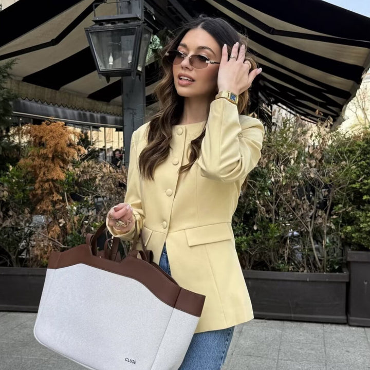 Damen nan taillierter knopfblazer mit Rundhalsausschnitt und angedeuteten Pattentaschen Drune