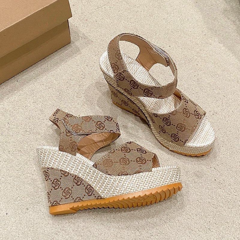 Damen nan monogramm-gewebte Keilsandalette mit Plateau und verstellbarem Fersenriemen Drune