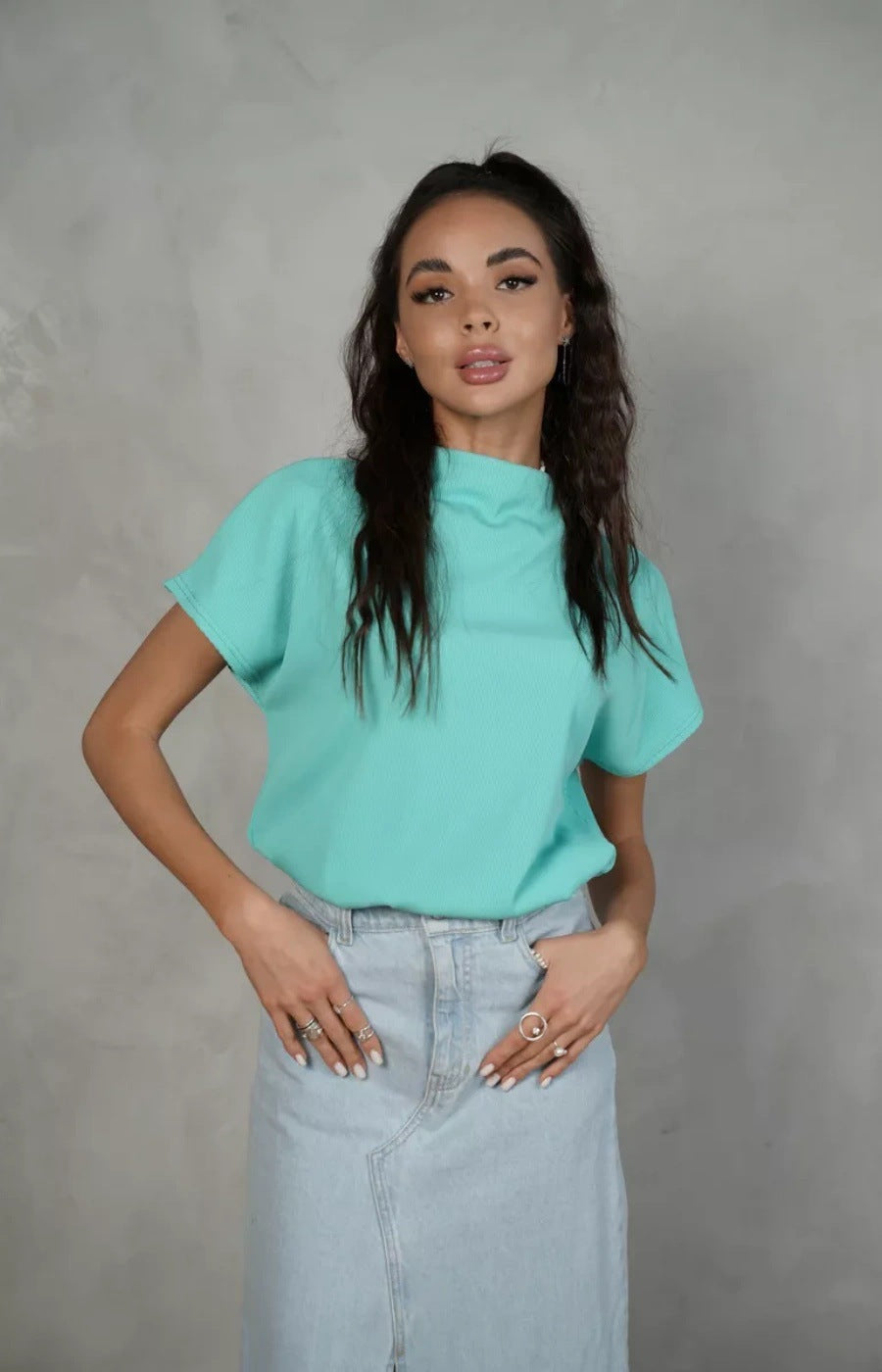 Damen modisches Kurzarm-Shirt mit hochgeschlossenem Kragen und elegantem Schnitt