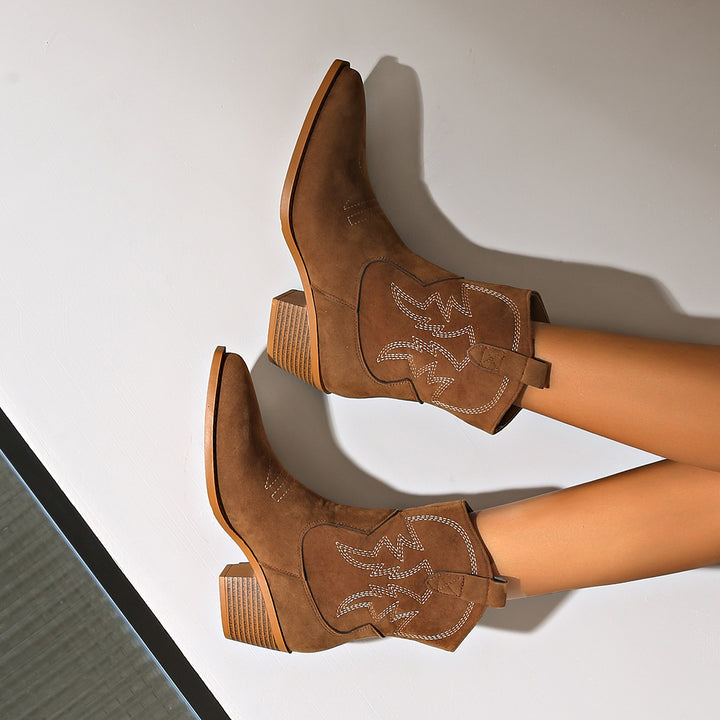 Damen nan Kurzschaft‑Westernboot mit dekorativer Stickerei, eckigem Blockabsatz und weichem Veloursfinish Drune