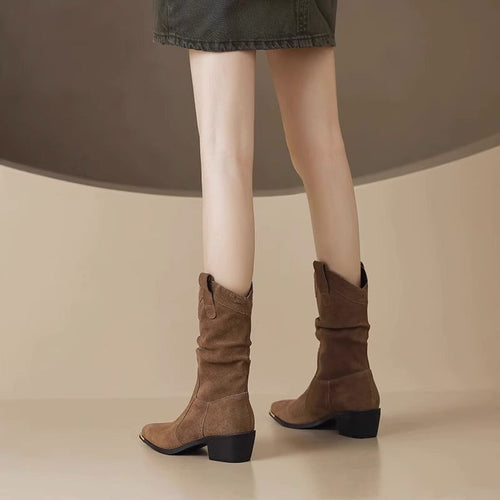 Drune | Boots - Wildleder-Optik - Oberschenkelhoch - Spitz zulaufende Metallkappe - Blockabsatz