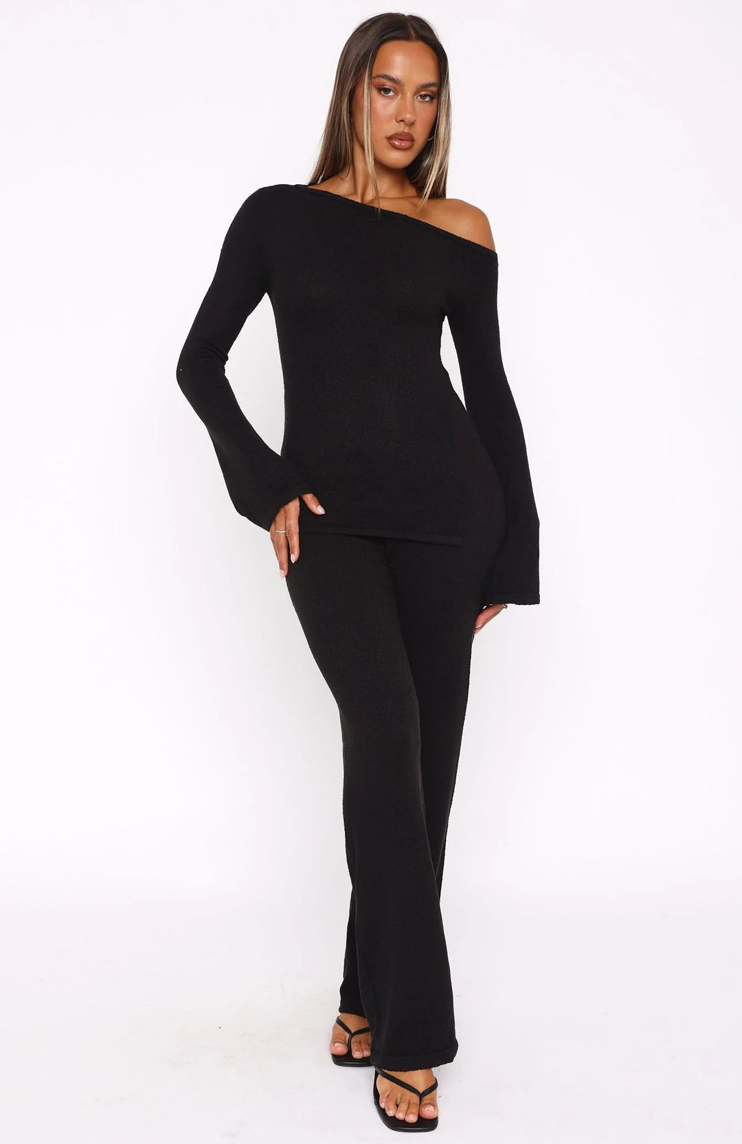 Damen lässiges Strick-Set mit off-shoulder Oberteil und ausgestellten Hosen Drune