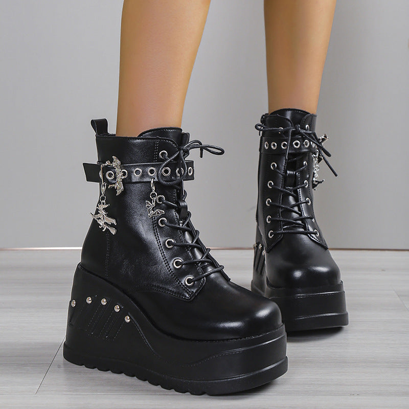 Damen nan Gothic Plateau-Stiefelette mit Schnürung, Ösenriemen und Anhänger-Details Drune
