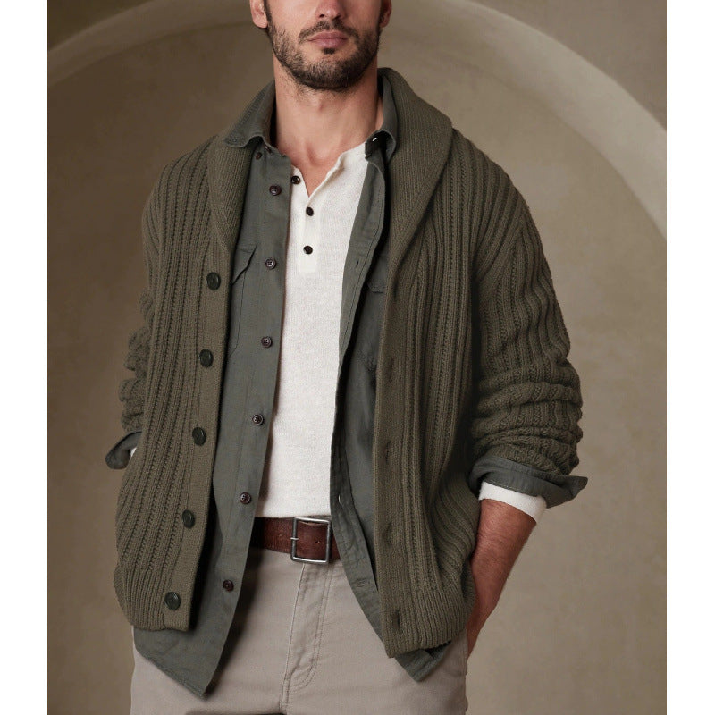 Herren Strickjacke mit modernen Zopfmuster und klassischem Umlegekragen Drune
