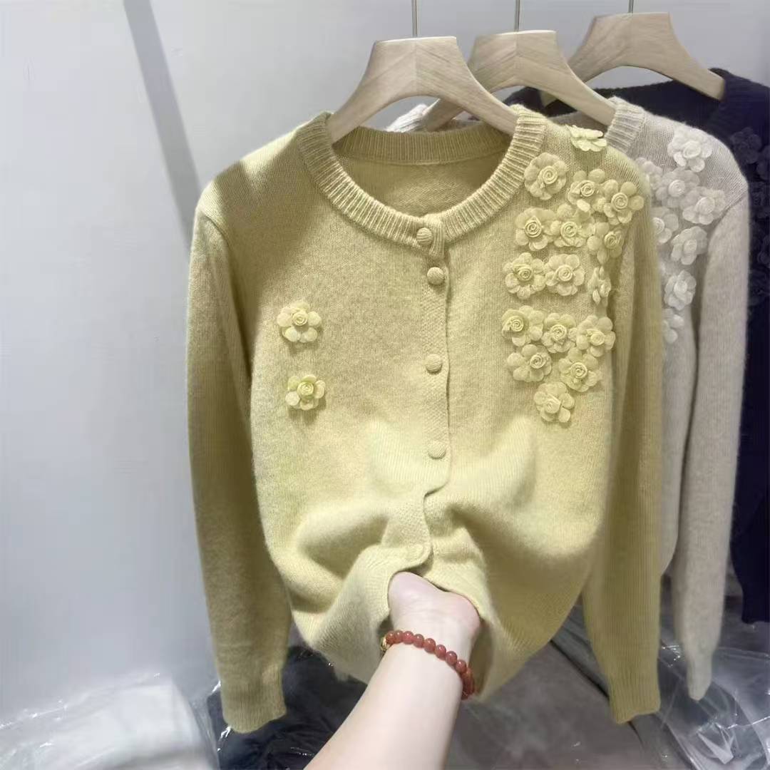 Damen Strickjacke mit floralen Akzenten Drune