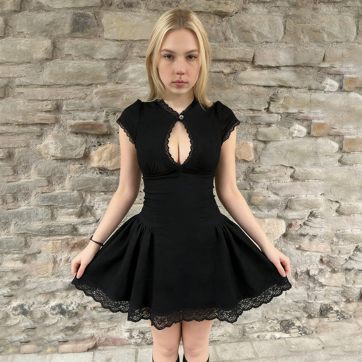 Damen Kleid mit romantischem Rüschensaum und zarten Spitzenakzenten Drune