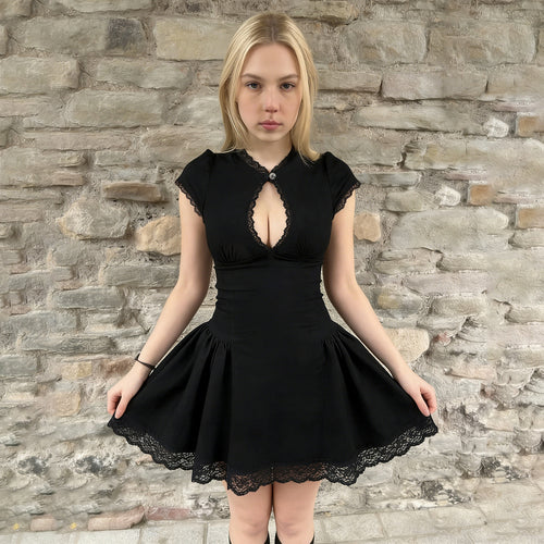 Damen Kleid mit romantischem Rüschensaum und zarten Spitzenakzenten Drune