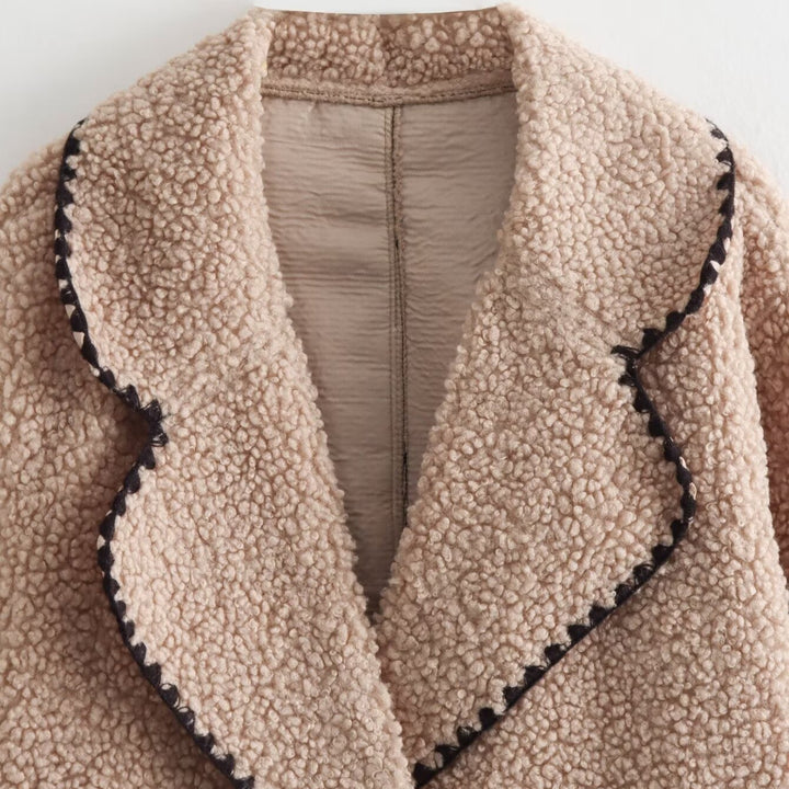 Damen nan kurz geschnittener Teddy-Mantel mit großem Schalkragen, aufgesetzten Taschen und kontrastierendem Zierbesatz Drune