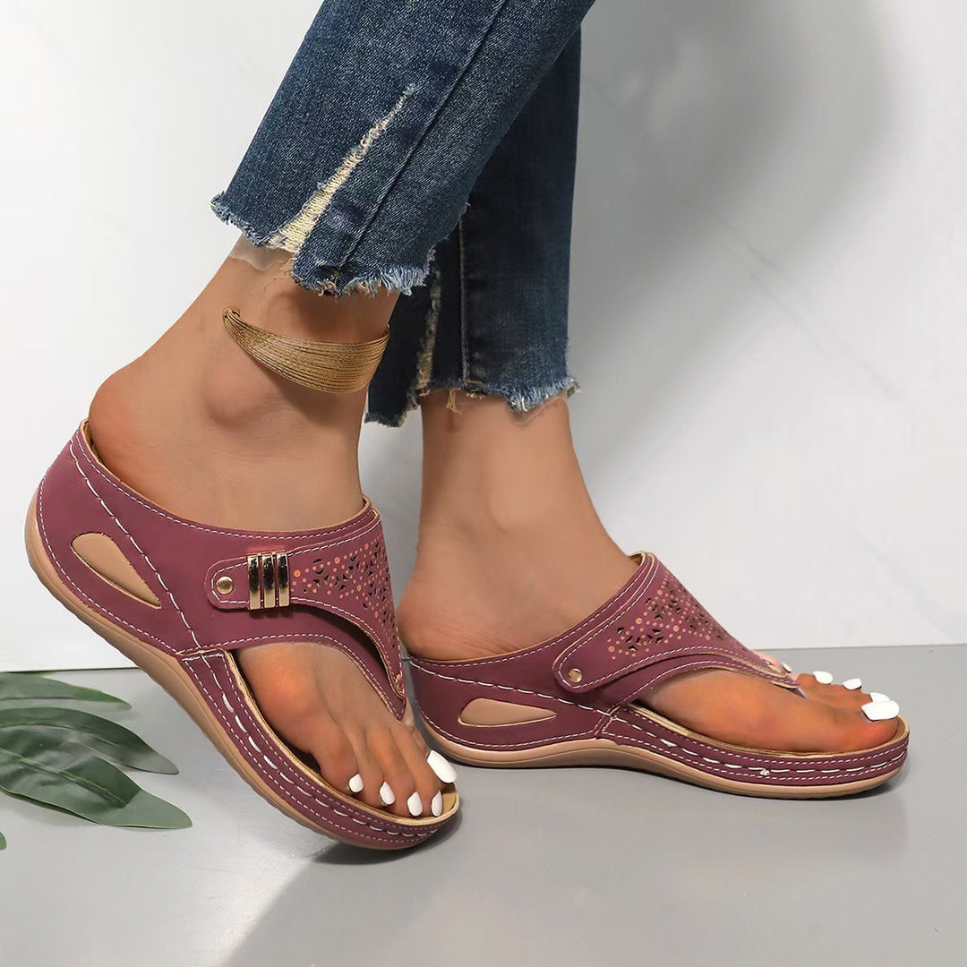 Damen nan bequeme Zehentrenner-Sandale mit ergonomischem Komfortfußbett und dekorativer Perforation Drune