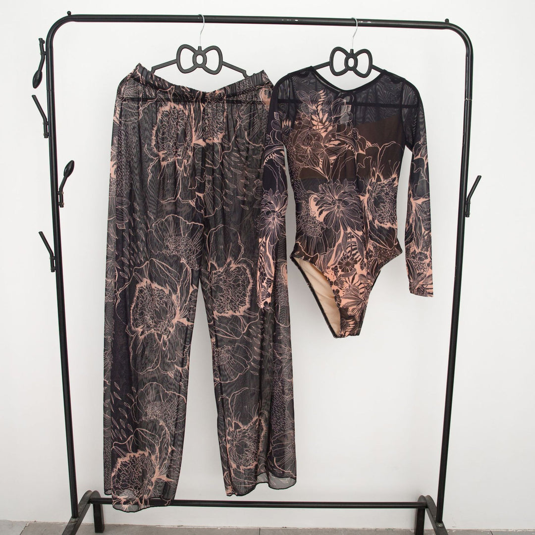 Damen modisches Badeoutfit mit langärmeligen Oberteil und lässigen Pants Drune