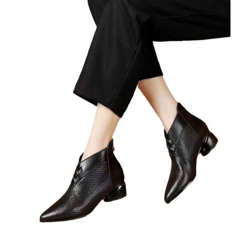 Drune | Stiefeletten - Leder - Spitz zulaufende Zehen - Niedriger Blockabsatz - Texturiertes Paneel