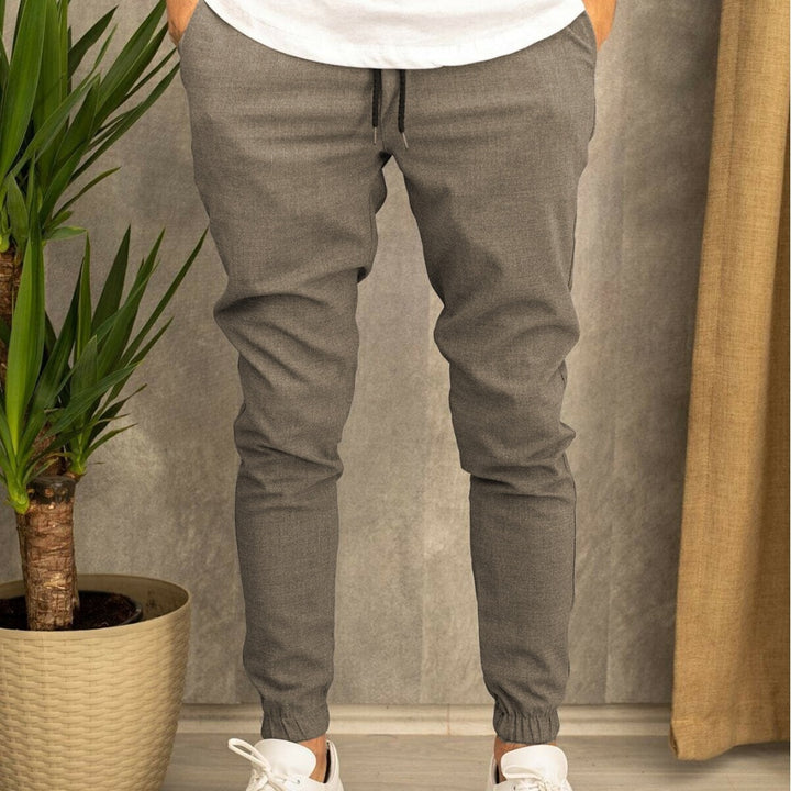 Herren Slim-Fit Jogginghose mit elastischem Bund und praktischen Seitenklapptaschen Drune