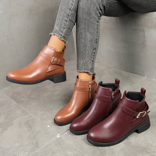 Damen kurze Biker-Stiefelette mit dekorativer Schnallenlasche, seitlichem Reißverschluss und gepolstertem Komfortfußbett Drune