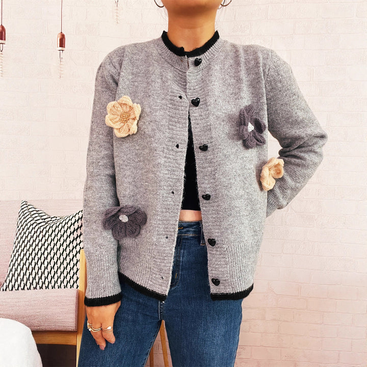 Damen Strickjacke mit floralem Design und dekorativen Herzknöpfen Drune