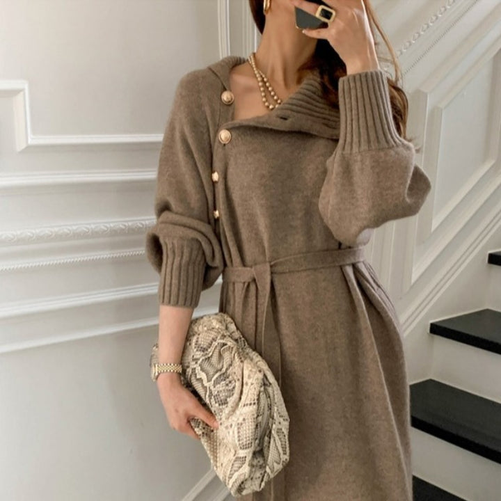 Damen Strickkleid mit hohem Kragen und dekorativen Knöpfen Drune