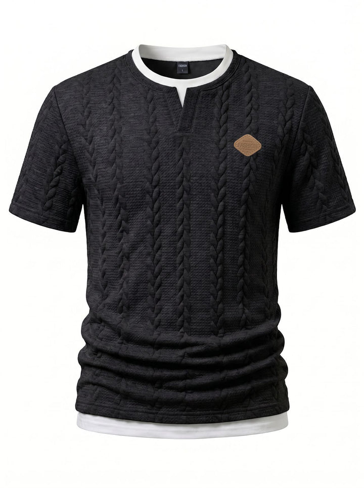 Herren nan texturiertes Kurzarmshirt mit geprägter Zopfstruktur, V‑Einsatz am Rundhals und Lagenlook Drune