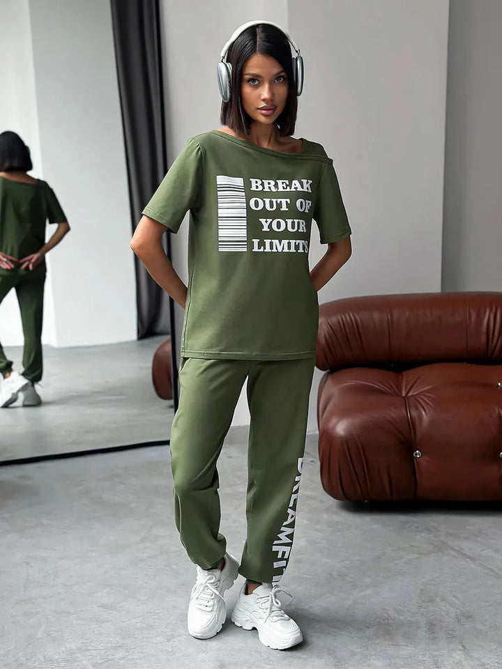 Damen Sportlicher Lounge-Anzug mit modischen Cut-Out-Ärmeln und Statement-Druck Drune