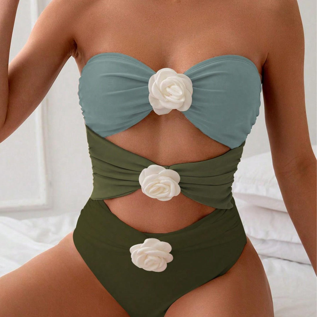 Damen Bandeau-Badeanzug mit eleganten Rüschen und floralen Akzenten Drune