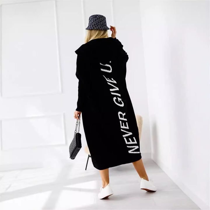 Damen gemütlicher Strickponcho mit Kapuze und einzigartigem Schriftzug Drune