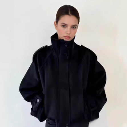 Damen nan kurze Wolljacke mit Stehkragen, Schulterklappen, verdeckter Knopfleiste und verstellbaren Manschetten Drune