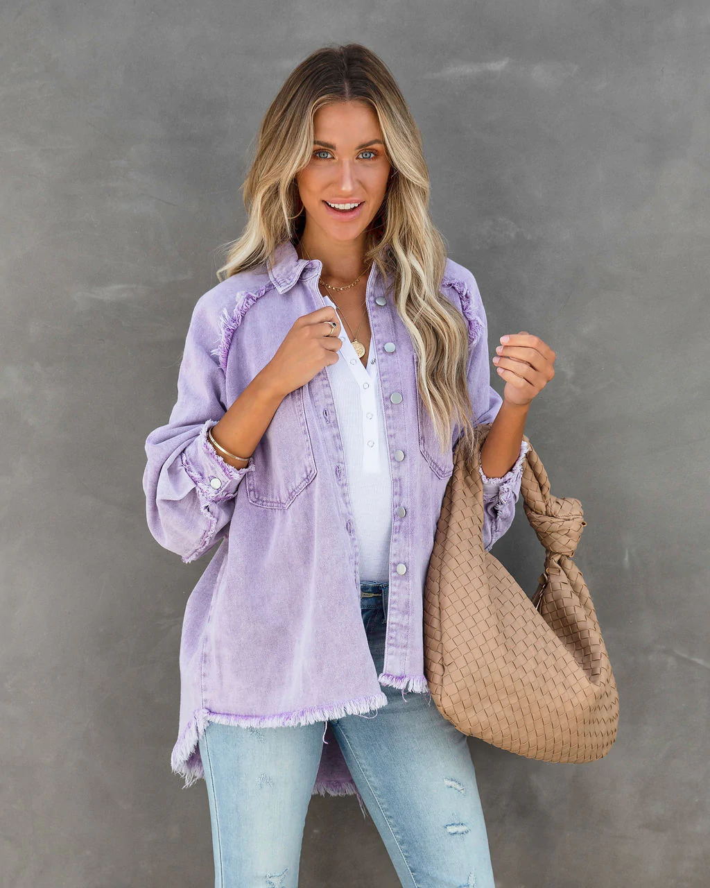Damen übergroße Denim-Hemdenjacke mit fransigen Details Drune