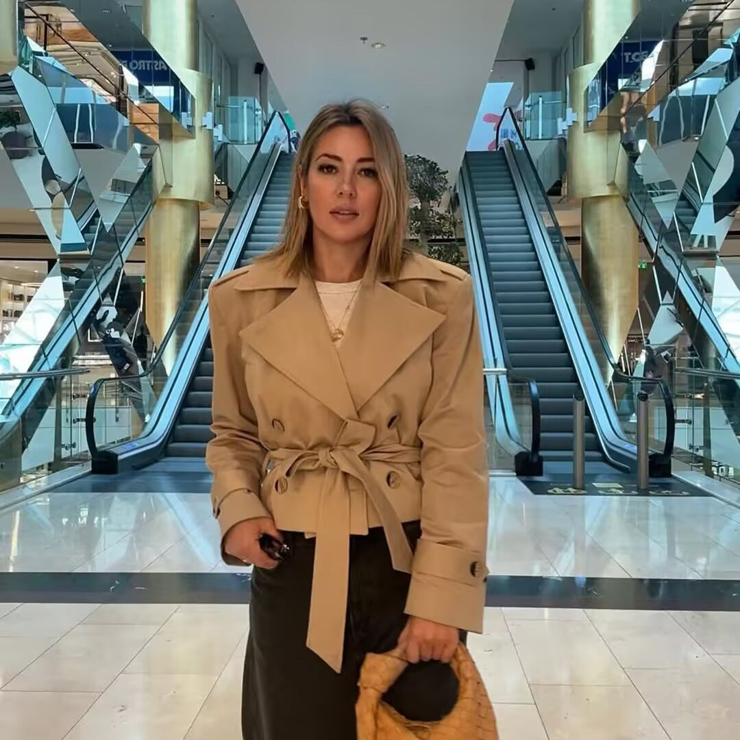 Damen nan kurz geschnittene Trenchjacke mit weitem Revers, doppelreihiger Knopfleiste und Schleifenbund Drune