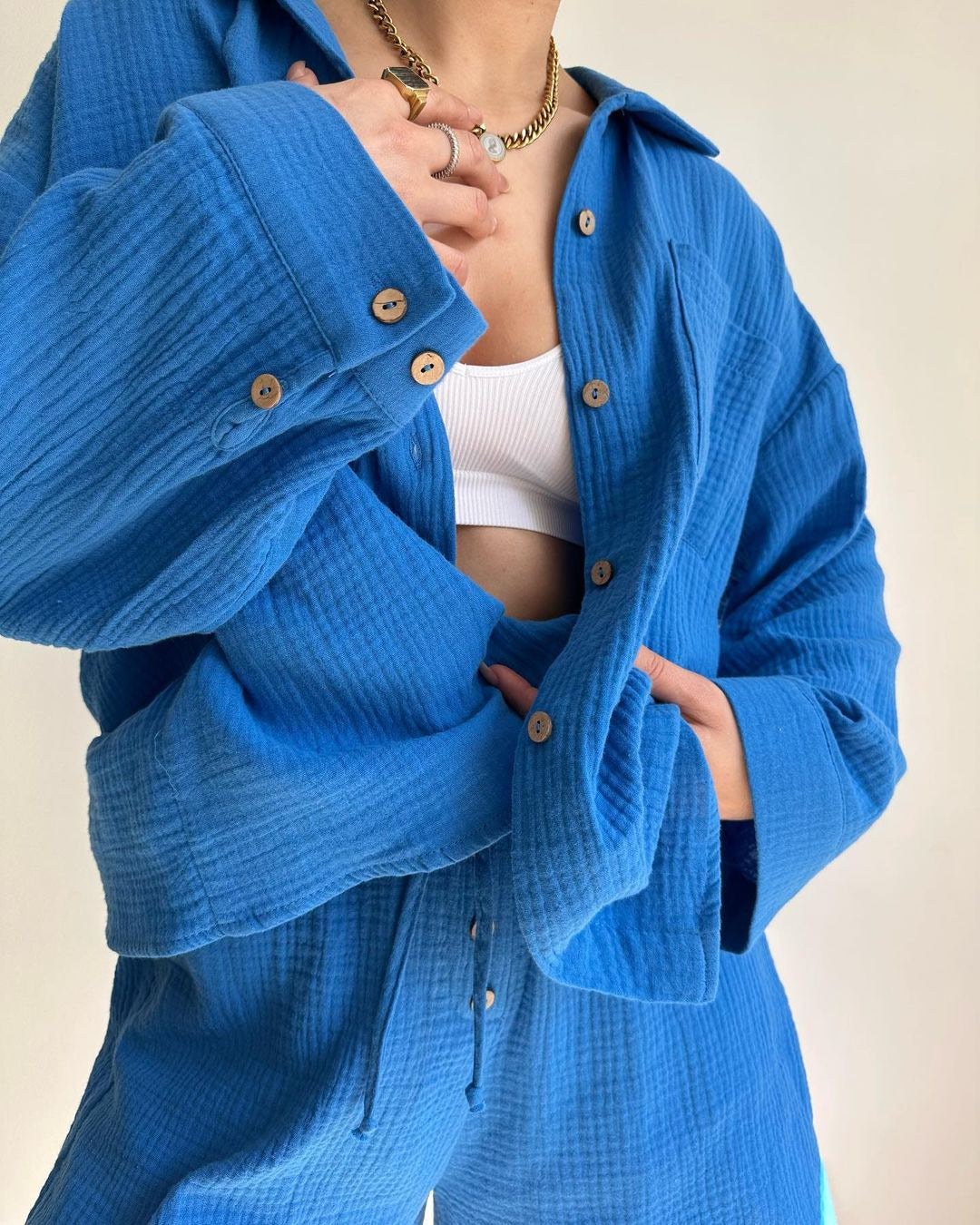 Damen lässige Overshirtjacke aus leichtem Material mit Holzknöpfen Drune