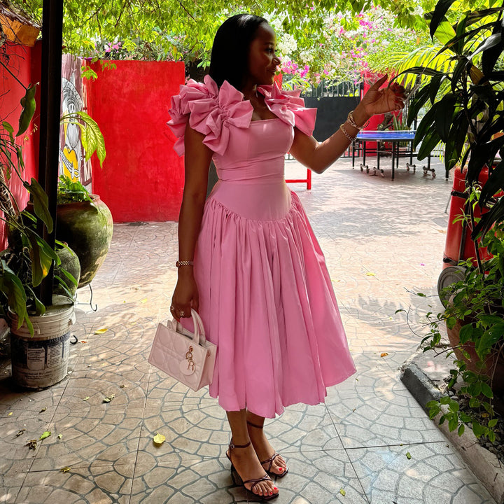 Damen Kleid mit voluminösen Rüschenärmel und figurbetontem Oberteil Drune