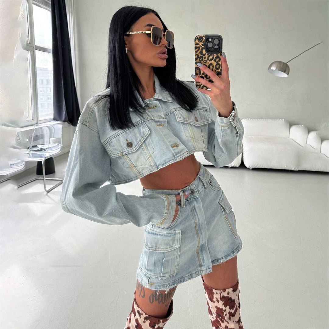 Damen Denim-Crop-Jacke mit passendem Minirock im modernen Utility-Stil Drune