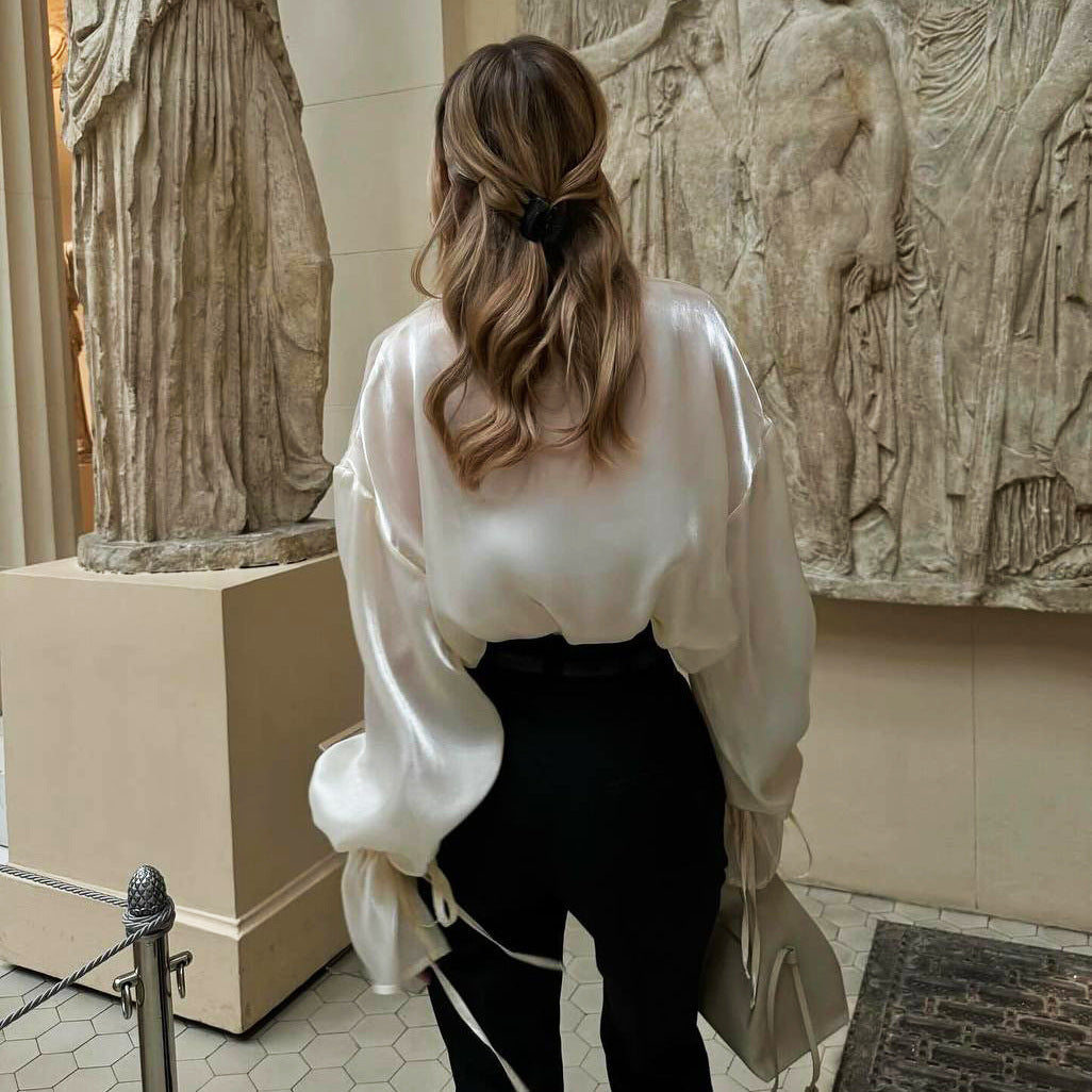 Damen Elegant geschnittene Satin-Bluse mit voluminösen Ärmeln und Binde-Details Drune
