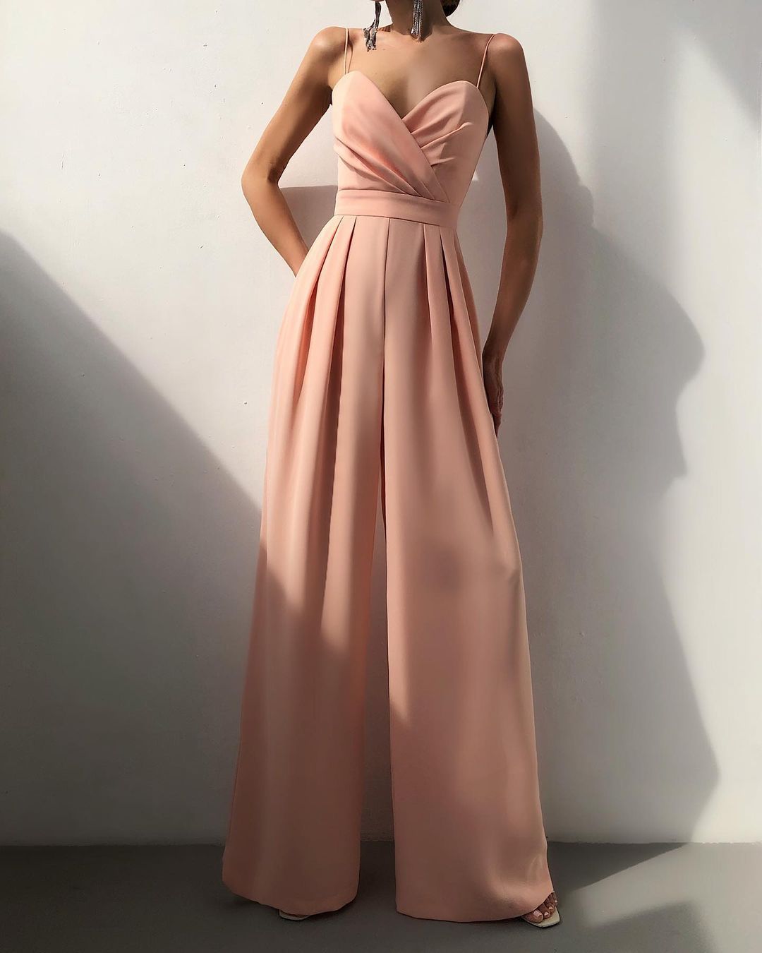 Damen eleganter Jumpsuit mit tiefem V-Ausschnitt und weiten Beinen Drune