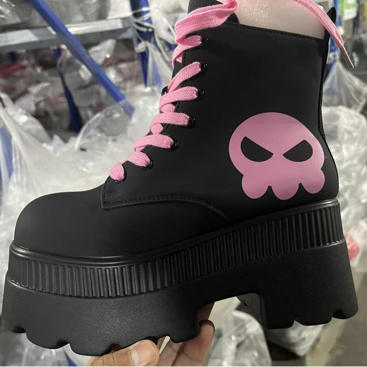Damen nan knöchelhohe Plateau-Boots im Punk- und Gothic-Style mit überhöhter Profilsohle und markanter Totenkopf-Applikation Drune