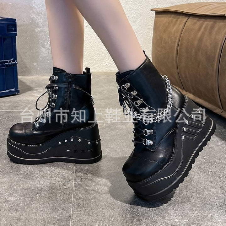 Damen nan Gothic Plateau-Stiefelette mit Schnürung, Ösenriemen und Anhänger-Details Drune