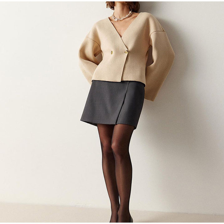 Damen modische Strickjacke mit tiefem V-Ausschnitt und eleganten Knopfdetails Drune
