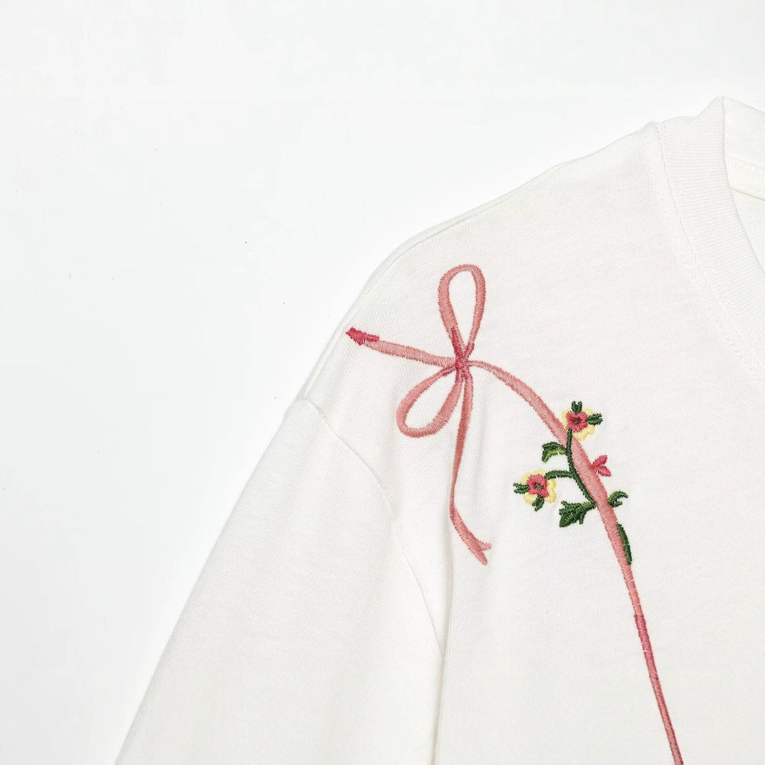 Damen T-Shirt mit feiner Stickerei und einzigartigen Drucken Drune