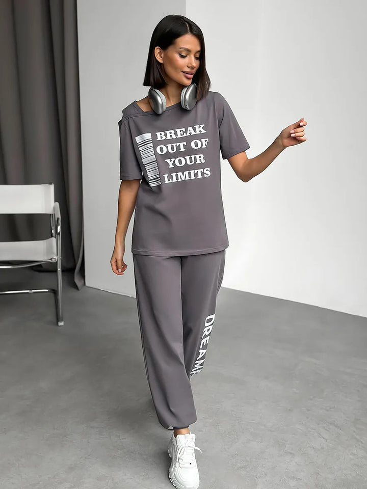 Damen Sportlicher Lounge-Anzug mit modischen Cut-Out-Ärmeln und Statement-Druck Drune