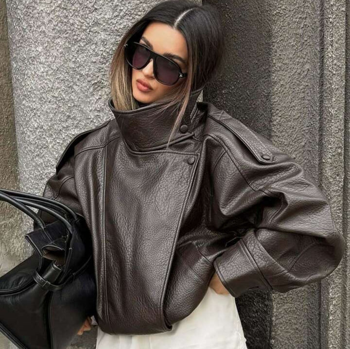 Damen nan oversized Bikerjacke Kunstlederoptik mit hohem Stehkragen, asymmetrischer Druckknopffront, Schulterriegeln und elastischem Saum Drune