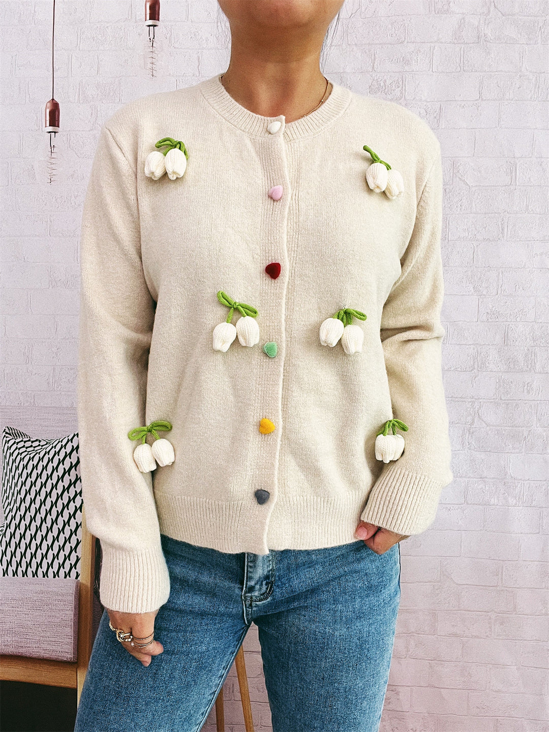 Damen Strickjacke mit floralem Design und farbenfrohen Knopfdetails Drune