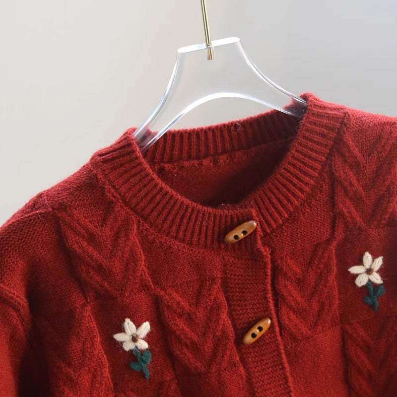 Damen Strickjacke mit floralem Zopfmuster und Holzknöpfen Drune