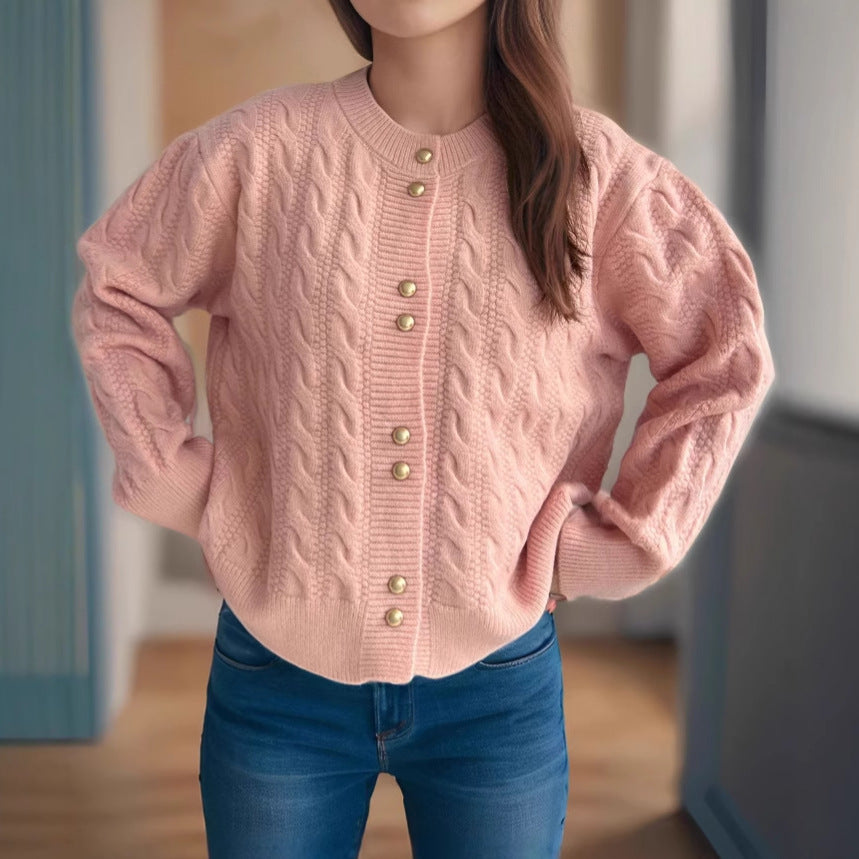 Damen Strickjacke mit eleganter Zopfmusterstruktur und dekorativen Knöpfen Drune