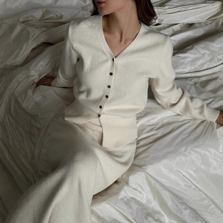 Damen Strickensemble mit klassischem V-Ausschnitt und Knopfdetails Drune