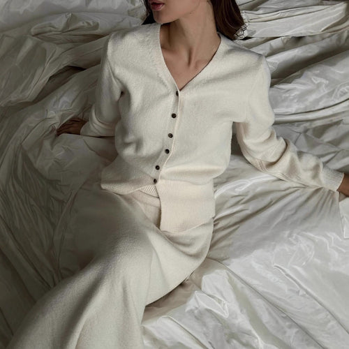Damen Strickensemble mit klassischem V-Ausschnitt und Knopfdetails Drune